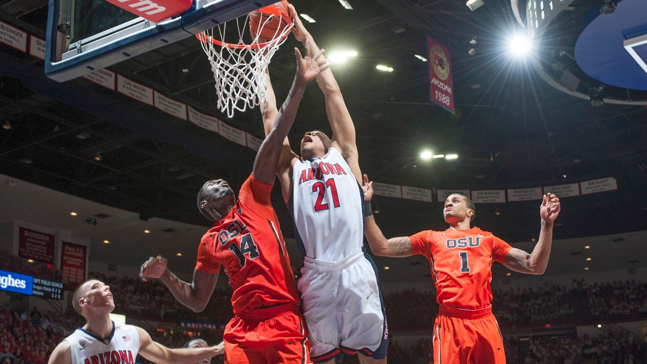No. 6 Arizona shuts down Oregon State; Ashley leads way with 12